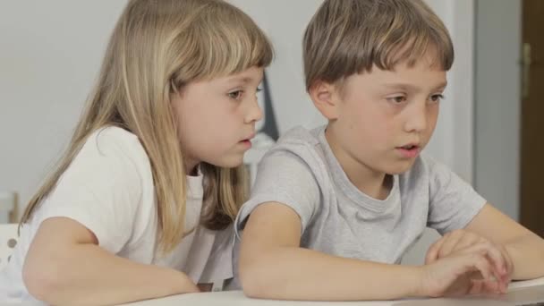 Boy Years Old Helps His Younger Sister Make Her Homework – Stock-video