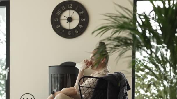ストレスを受けた女性は本物の煙突の近くのアームチェアに座っています 高品質4K映像 — ストック動画