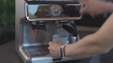 Beyaz kadın az önce espresso hazırladı. Yüksek kalite 4k görüntü