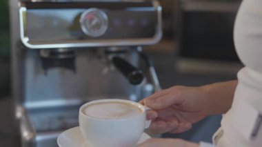 Beyaz kadın az önce cappuccino hazırladı. Yüksek kalite 4k görüntü