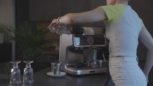 Mulher Caucasiana Está Enchendo Tanque Água Máquina Café Expresso Com — Vídeo de Stock