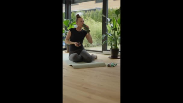 白人女性は運動後に水を飲んでいる 高品質4K映像 — ストック動画