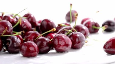 Tatlı kırmızı kirazlar suyla ıslanıyor.. 