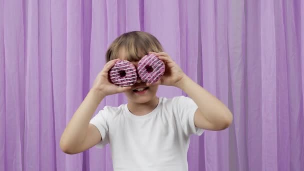Yaşındaki Çocuk Gözlük Olarak Donut Kullanıyor Yüksek Kalite Görüntü — Stok video