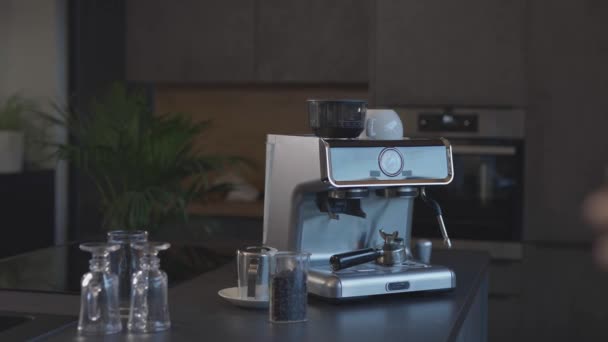Kafkas Dişisi Fasulye Konteynırını Espresso Fasulyesiyle Dolduruyor Yüksek Kalite Görüntü — Stok video