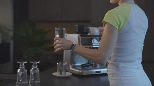 Mujer Caucásica Está Llenando Tanque Agua Máquina Café Espresso Con — Vídeos de Stock