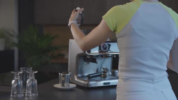 Biała Samica Wypełnia Się Pojemnikiem Fasolą Espresso Wysokiej Jakości Materiał — Wideo stockowe