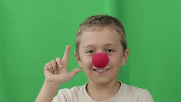 Chłopiec Lat Czerwonym Nosem Zbliżenie Wysokiej Jakości Materiał — Wideo stockowe