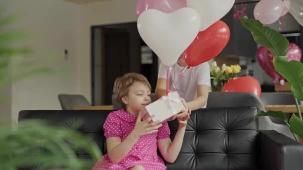 Boy Girl Sofa Decorated Room Valentines Day High Quality Footage — Αρχείο Βίντεο