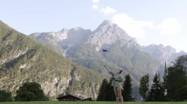 38 yaşındaki beyaz kadın, dronu dağlarda yakalıyor. Yüksek kalite 4k görüntü