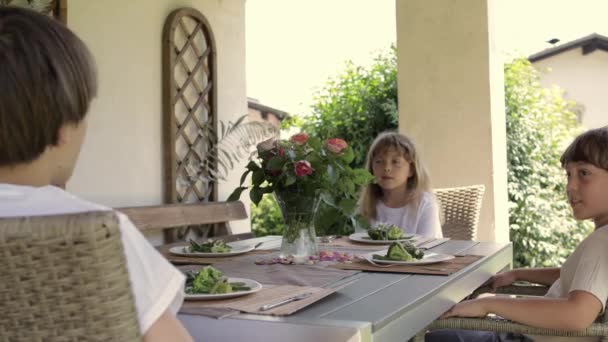 Дети Едят Веганскую Еду Высококачественные Кадры — стоковое видео