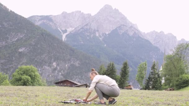 38歳の白人女性が山の中でドローンを起動しています 高品質4K映像 — ストック動画