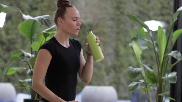 Mulher Caucasiana Está Bebendo Água Após Treino Imagens Alta Qualidade — Vídeo de Stock