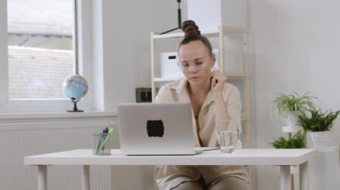 38 yıldır bilgisayarda çalışıyor. Arka planda çocuklar oynuyor