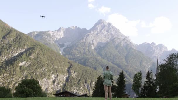 Donna Caucasica Anni Lancia Drone Montagna Filmati Alta Qualità — Video Stock