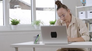 38 yıldır bilgisayarda çalışıyor. Arka planda çocuklar oynuyor