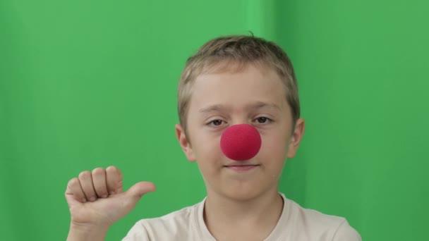 Yaşında Kırmızı Burunlu Bir Çocuk Yakın Çekim Yüksek Kalite Görüntü — Stok video
