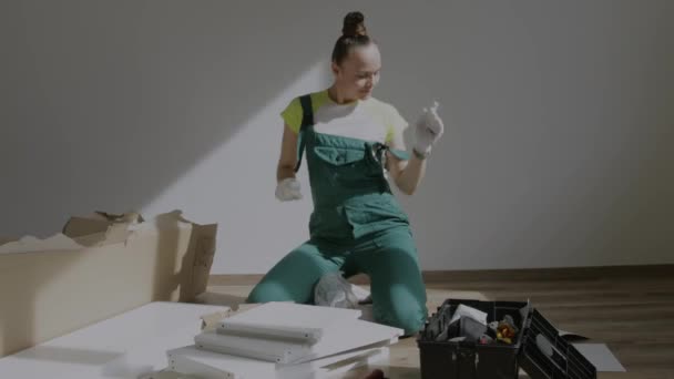 Young Female Assembling Piece Furniture High Quality Footage — Vídeo de Stock