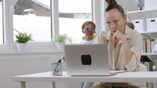 Éves Anya Laptopnál Dolgozik Gyerekek Játszanak Háttérben — Stock videók