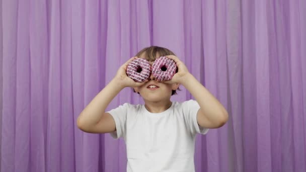Junge Von Jahren Benutzt Donuts Als Brille Hochwertiges Filmmaterial — Stockvideo