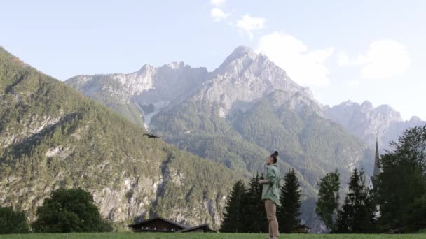 Die Jährige Kaukasierin Startet Die Drohne Den Bergen Hochwertiges Filmmaterial — Stockvideo