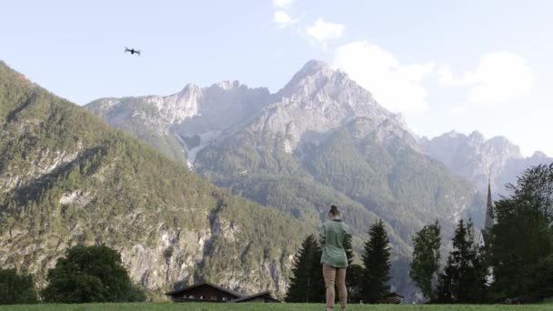 Mulher Caucasiana Anos Está Lançando Drone Nas Montanhas Imagens Alta — Vídeo de Stock