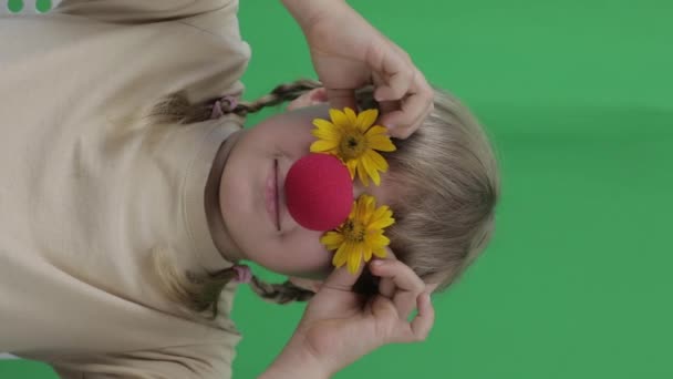 Πρόσωπο Αστείου Κοριτσιού Ετών Κόκκινη Μύτη Και Κίτρινες Μαργαρίτες Πράσινο — Αρχείο Βίντεο