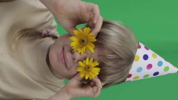 Face Funny Girl Years Cone Hat Yellow Daisies Green Screen — Video