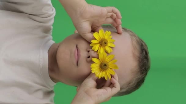 Boy Years Covered His Eyes Yellow Daisies Closeup High Quality — Vídeo de Stock