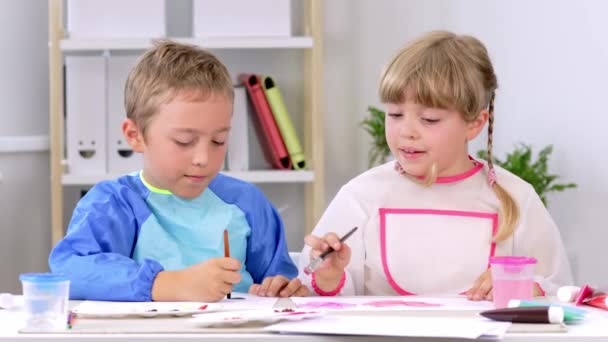 Мальчик Девочка Рисуют Вместе Высококачественные Кадры — стоковое видео