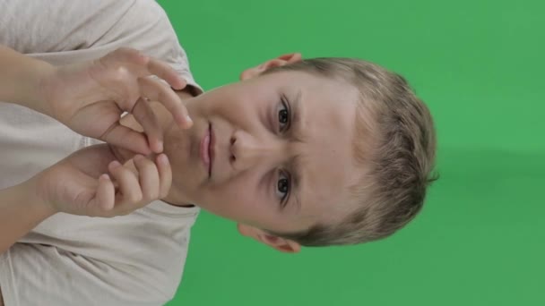 Εννιάχρονο Αγόρι Δεν Δέχεται Κάτι Κοντινό Πλάνο Υψηλής Ποιότητας Υλικό — Αρχείο Βίντεο