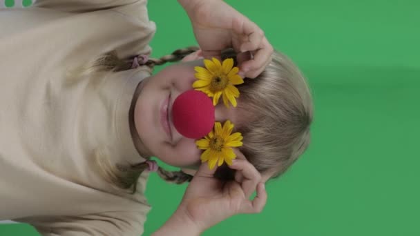 Face Funny Girl Years Red Nose Yellow Daisies Green Screen — Stok video