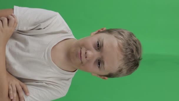 Мальчик Лет Выглядит Несчастным Крупный План Высококачественные Кадры — стоковое видео