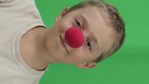 一个红鼻子的9岁有趣男孩的脸绿色屏幕背景 穿上衣服高质量的镜头 — 图库视频影像