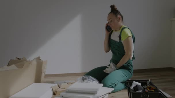 Молодая Женщина Собирает Мебель Высококачественные Кадры — стоковое видео
