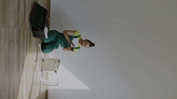 Female Assembling Chair High Quality Footage — Vídeo de stock