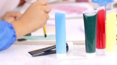 Erkek ve bir kız birlikte resim yapıyorlar. Yüksek kalite 4k görüntü