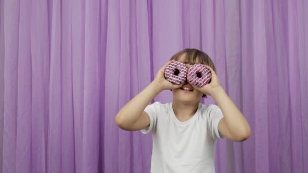 Chłopiec Wieku Lat Używa Pączków Jako Okularów Oczu Wysokiej Jakości — Wideo stockowe