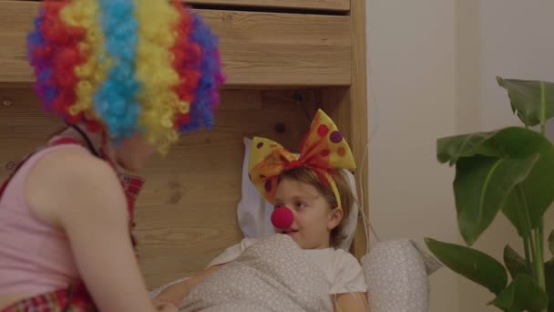 Дівчинку Років Лікарняному Відділенні Відвідує Жіночий Клоун Високоякісні Кадри — стокове відео