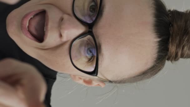 Привлекательная Женщина Кошачьих Очках Неожиданно Появляется Начинает Танцевать Высококачественные Кадры — стоковое видео