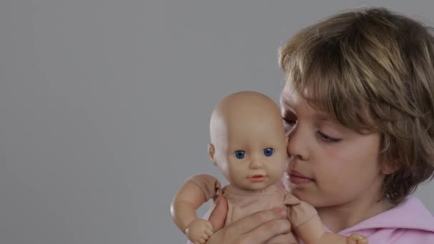 Mädchen Von Jahren Umarmt Die Puppe Hochwertiges Filmmaterial — Stockvideo