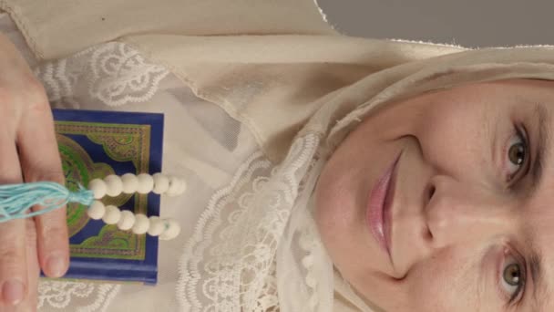 Donna Musulmana Con Corano Perline Filmati Alta Qualità — Video Stock