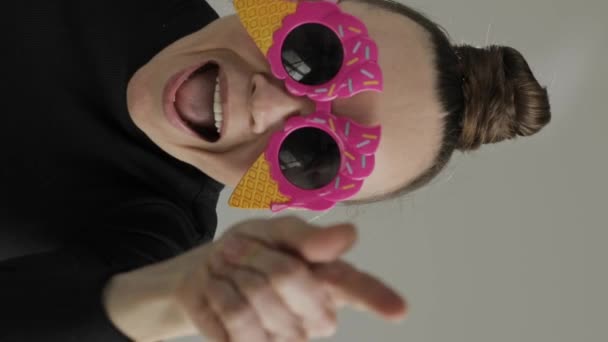 Mulher Europeia Engraçada Entre Anos Dança Óculos Forma Sorvete Imagens — Vídeo de Stock