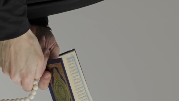 Коран Намистинки Руках Жінки Мусліма Віком Від Років Кадри Високої — стокове відео