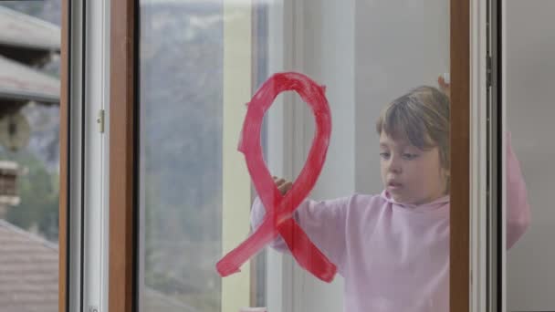 Fille Ans Est Peinture Ruban Rouge Sur Verre Fenêtre Images — Video