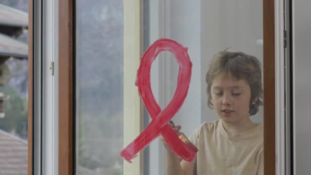 Мальчик Лет Рисует Красную Ленточку Стекле Окна Высококачественные Кадры — стоковое видео