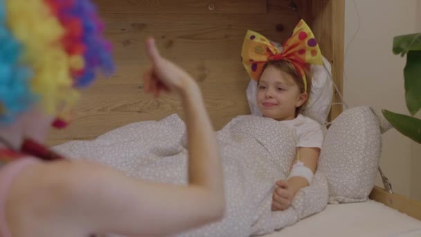 Girl Years Her Hospital Ward Visited Female Clown High Quality — Vídeo de stock