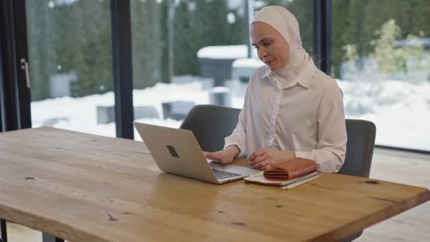 Мила Жінка Хіджабі Сидить Столом Перед Ноутбуком Високоякісні Кадри — стокове відео