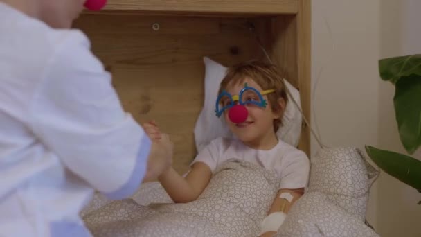 Medical Sister Professional Uniform Red Nose Plays Boy His Hospital — Vídeo de Stock