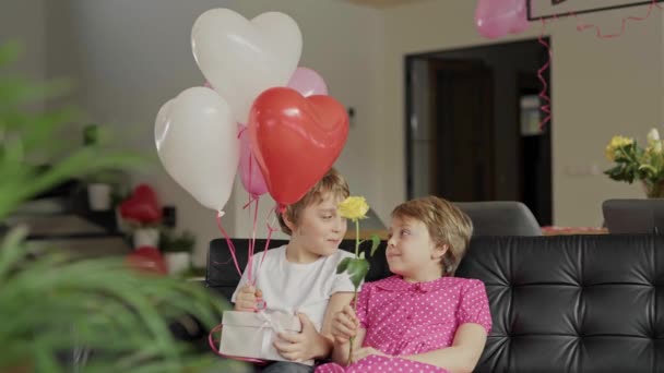 Boy Girl Decorated Room Valentines Day High Quality Footage — Stockvideo